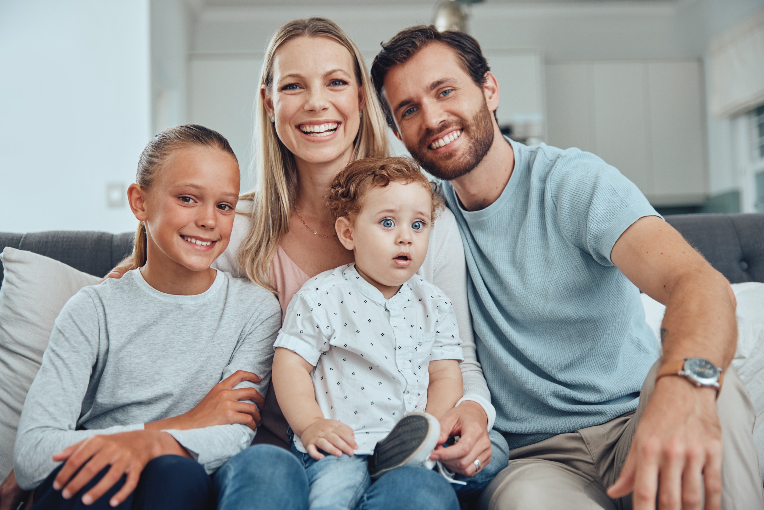 Padre con su hija a los hombros