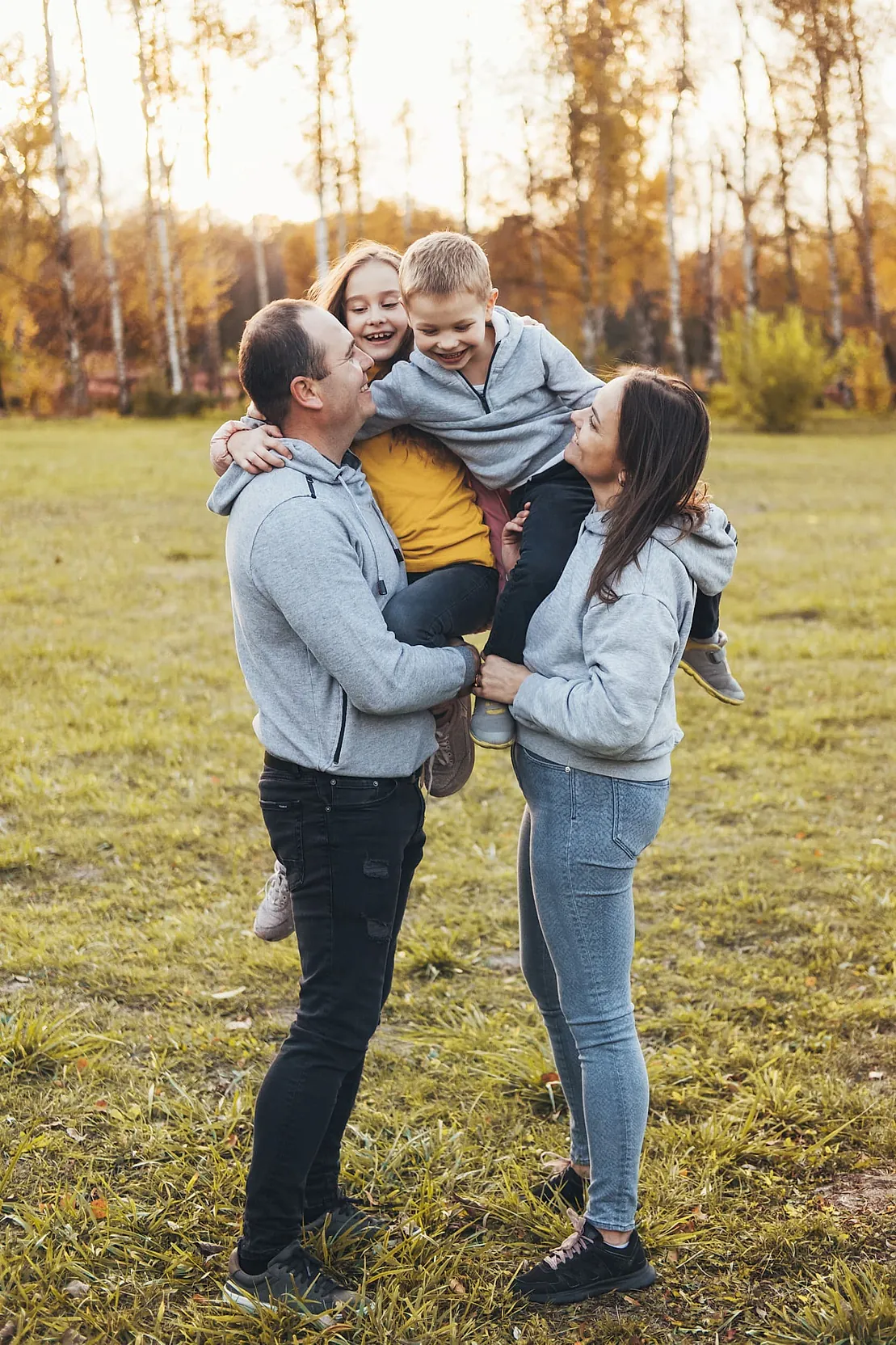 Familia disfrutando de un día en la naturleza